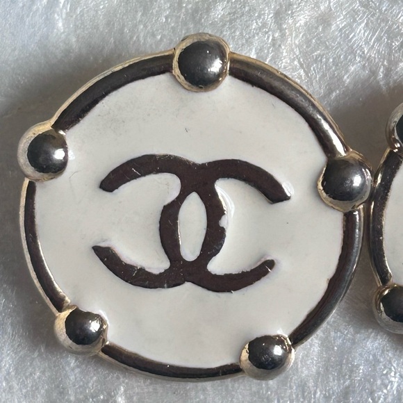 CHANEL vintage CC Logo earrings - Picture 6 of 9